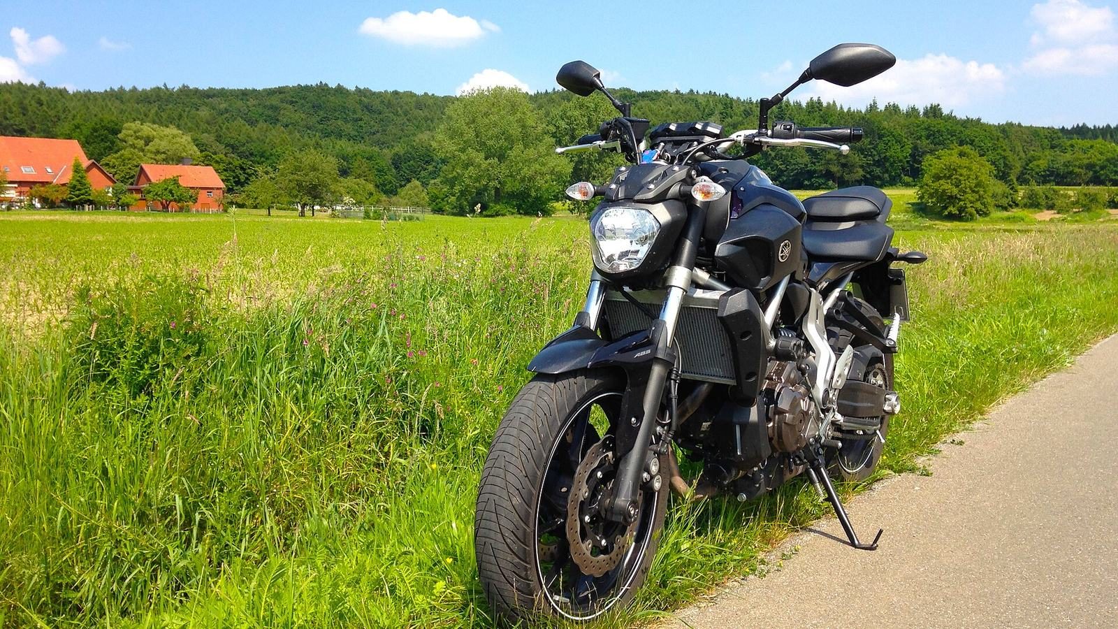 2016 Yamaha MT-07, photograph 2 of 2