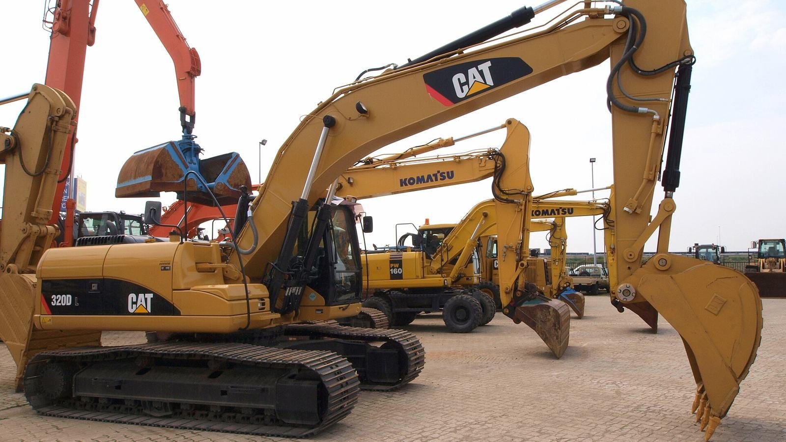 2012 Caterpillar 320, photograph 1 of 2