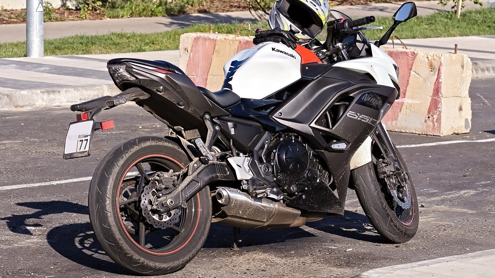 2020 Kawasaki Ninja 650, photograph 2 of 2