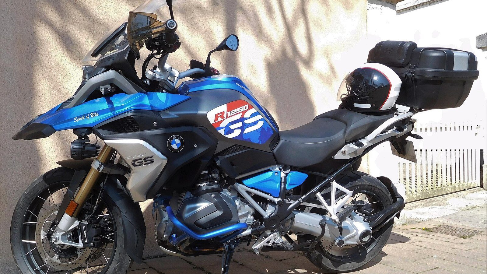 2021 BMW R 1250 GS, photograph 2 of 2