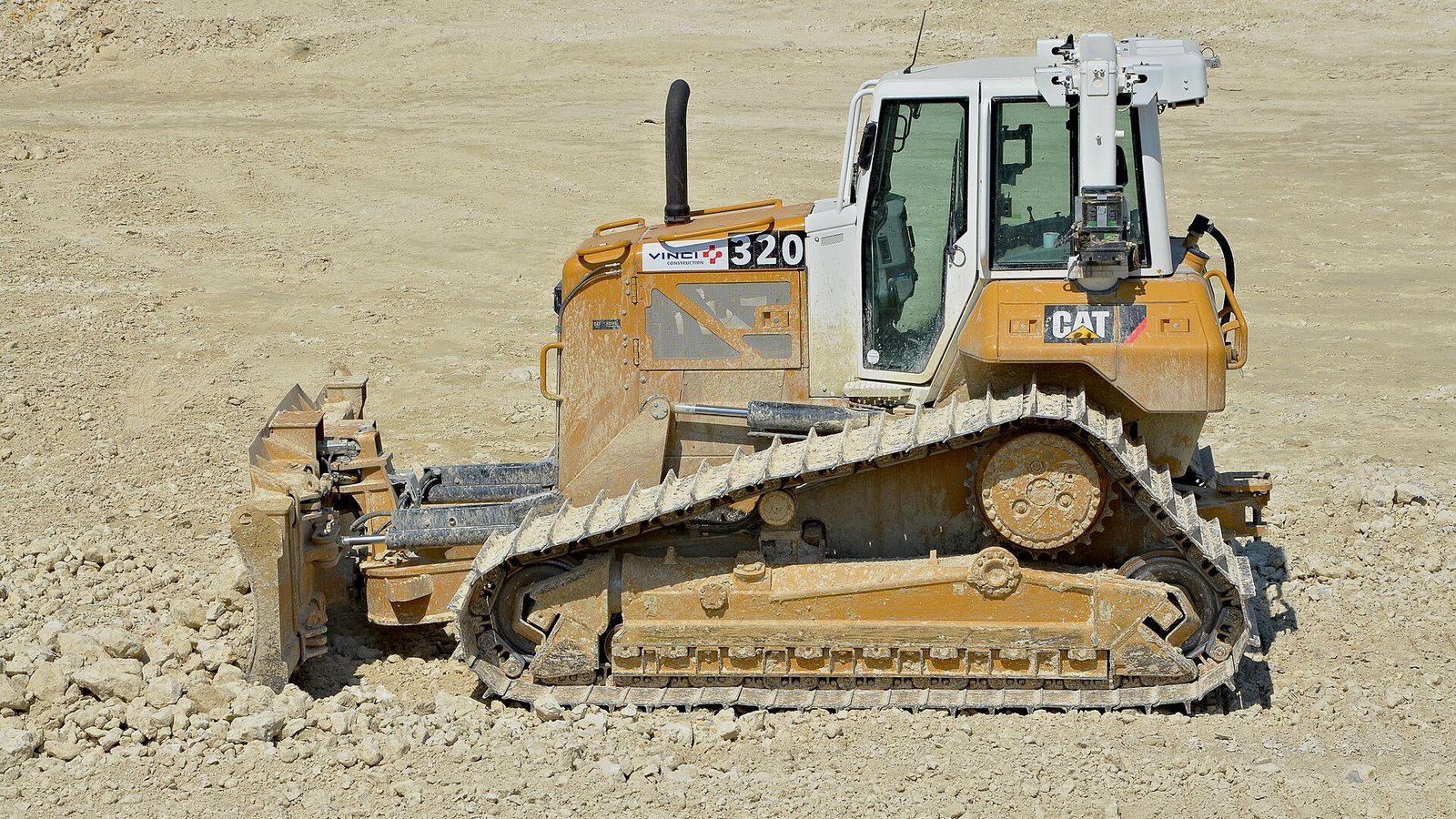 2014 Caterpillar D6T, photograph 2 of 2