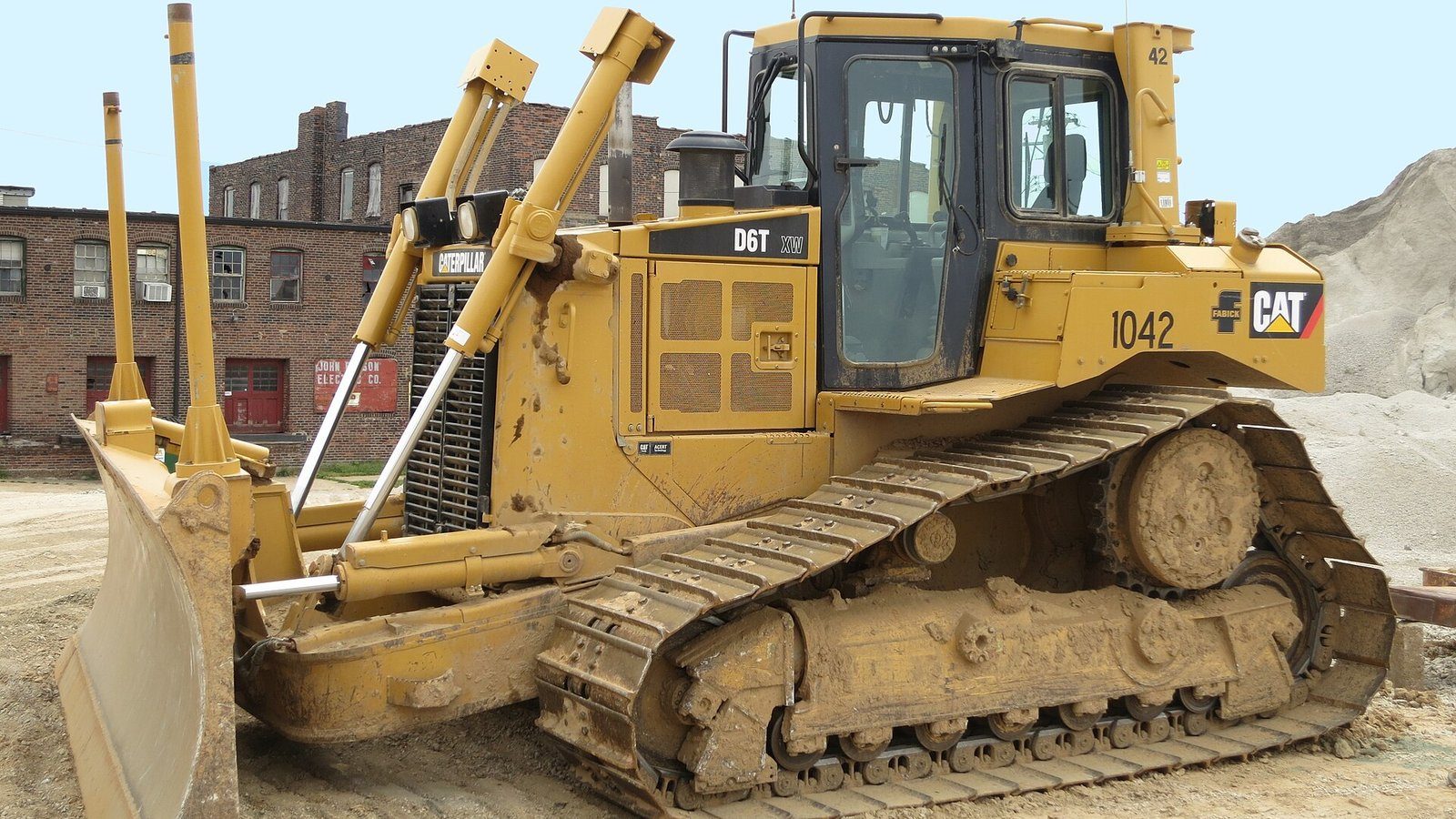2014 Caterpillar D6T, photograph 1 of 2