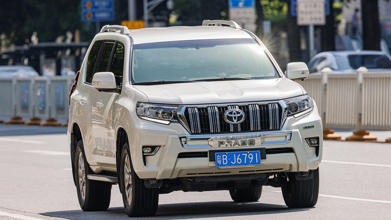 2019 Toyota Land Cruiser Prado, photograph 2 of 2