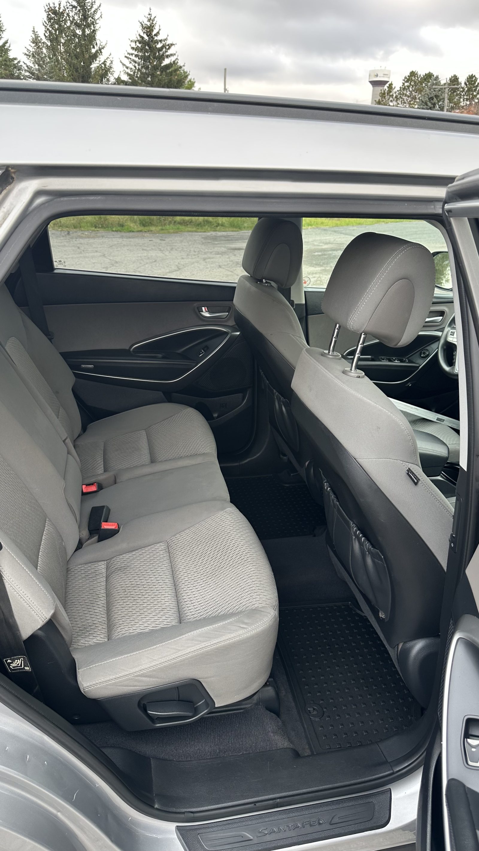 2016 Hyundai Santa Fe, photograph 6 of 10