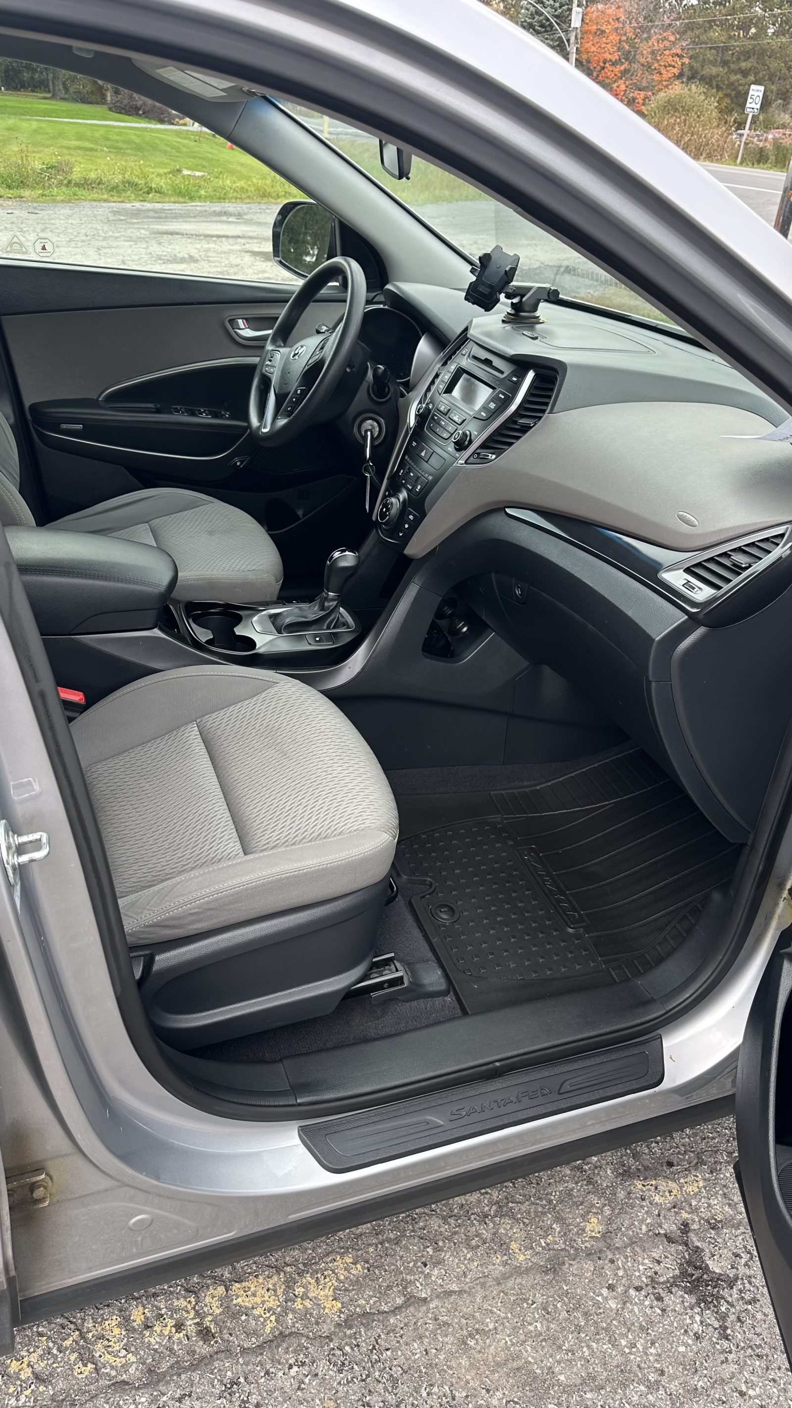2016 Hyundai Santa Fe, photograph 4 of 10