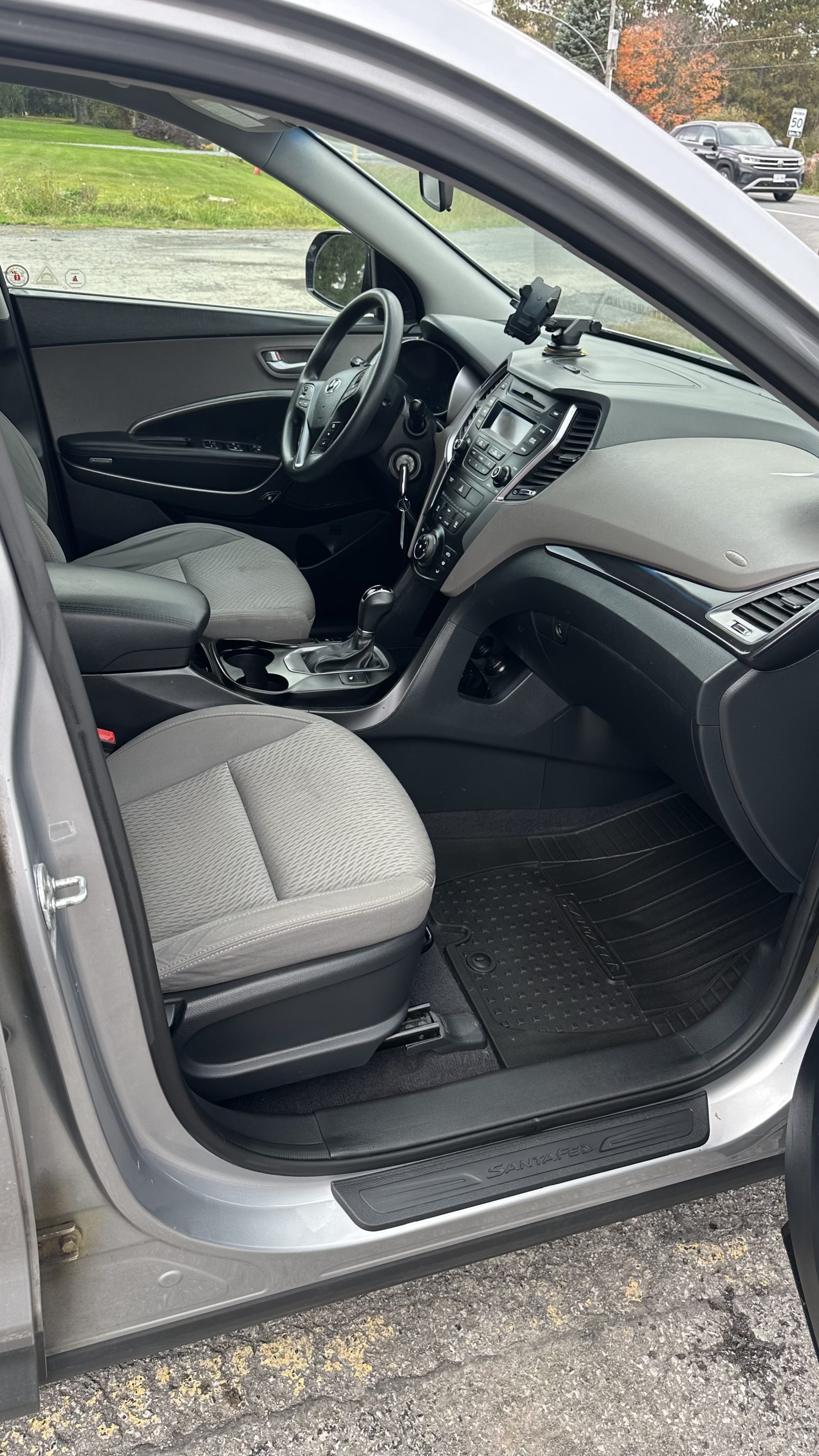 2016 Hyundai Santa Fe, photograph 5 of 10