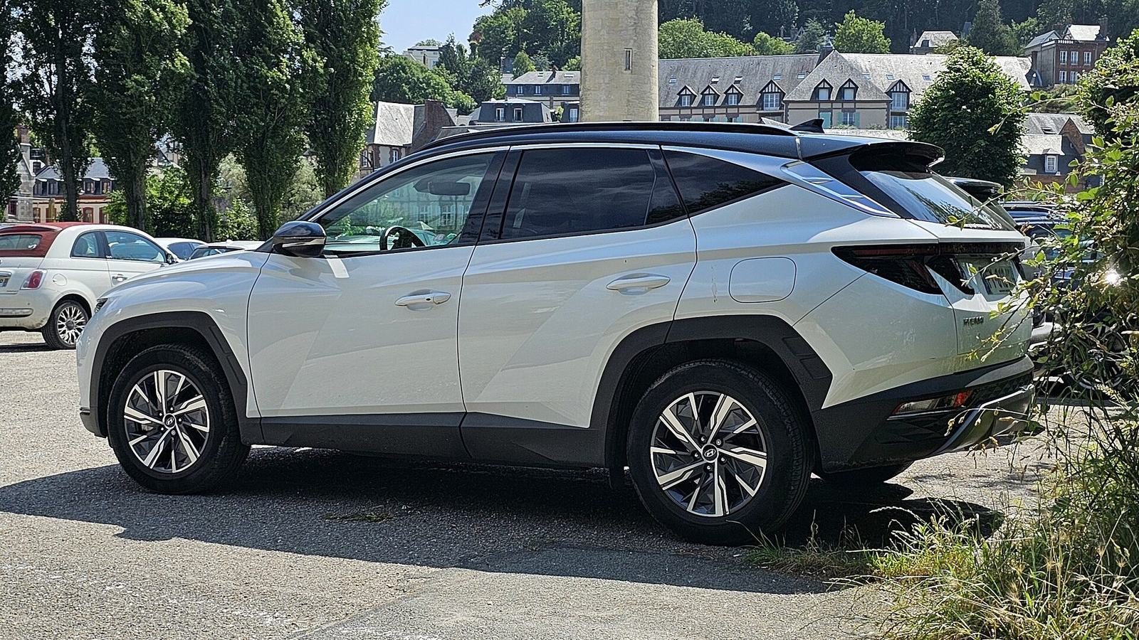 2023 Hyundai Tucson, photograph 2 of 2