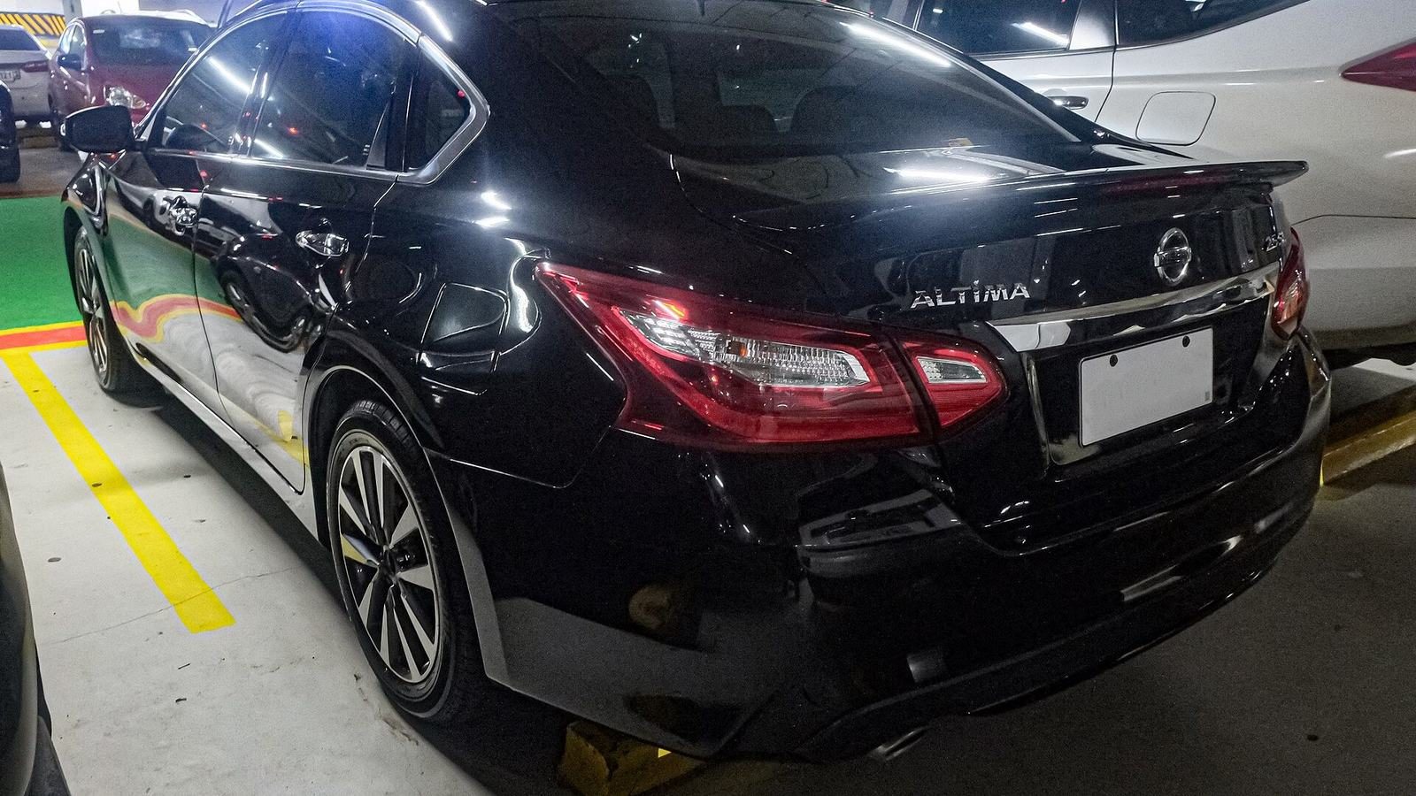 2016 Nissan Altima, photograph 2 of 2